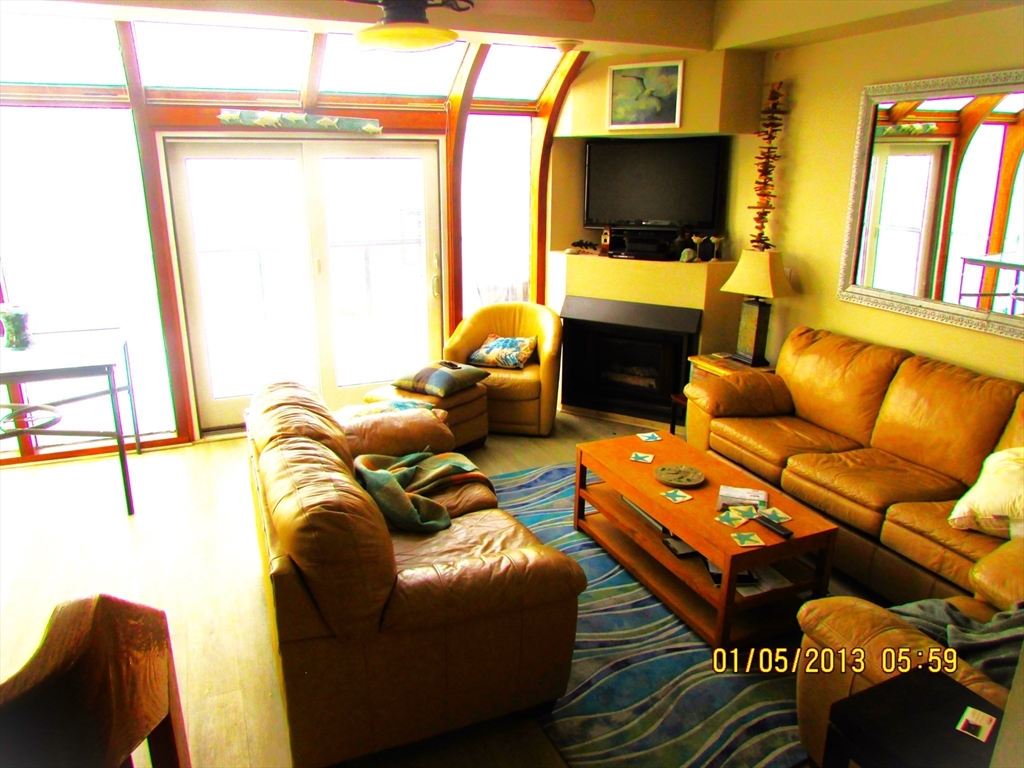 54 Oceanside Dr, Hull