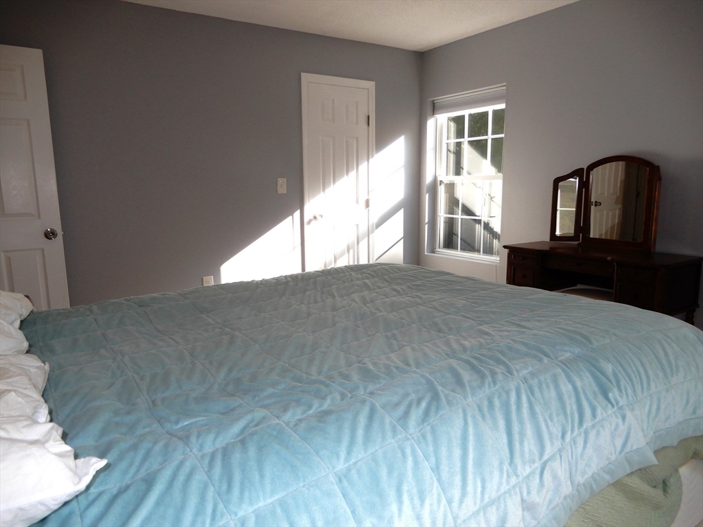 5 Bradshaw Ln, Foxboro