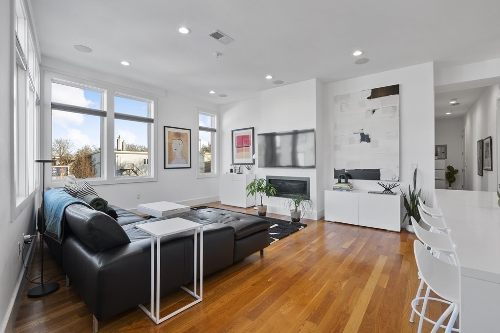 5 Mohawk St, South Boston