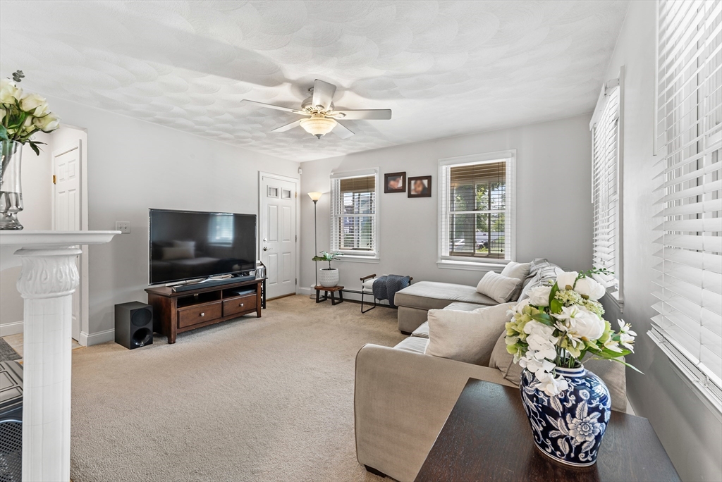 8 Ballard St, Saugus