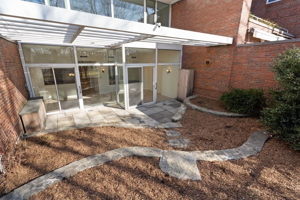 975 Memorial Dr, Harvard Square