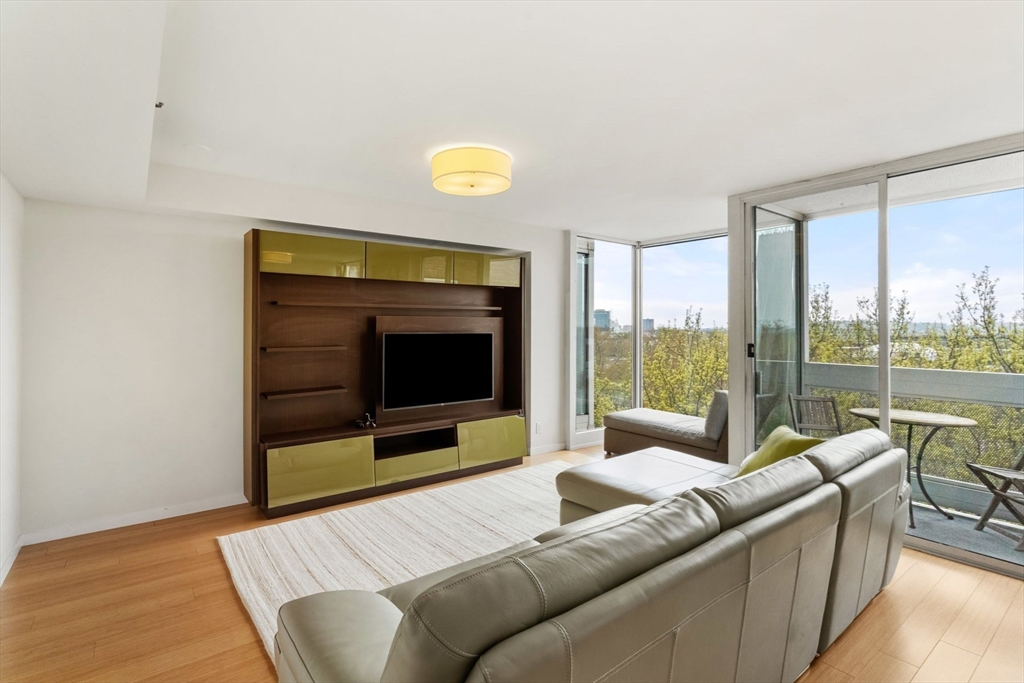 975 Memorial Dr, Harvard Square