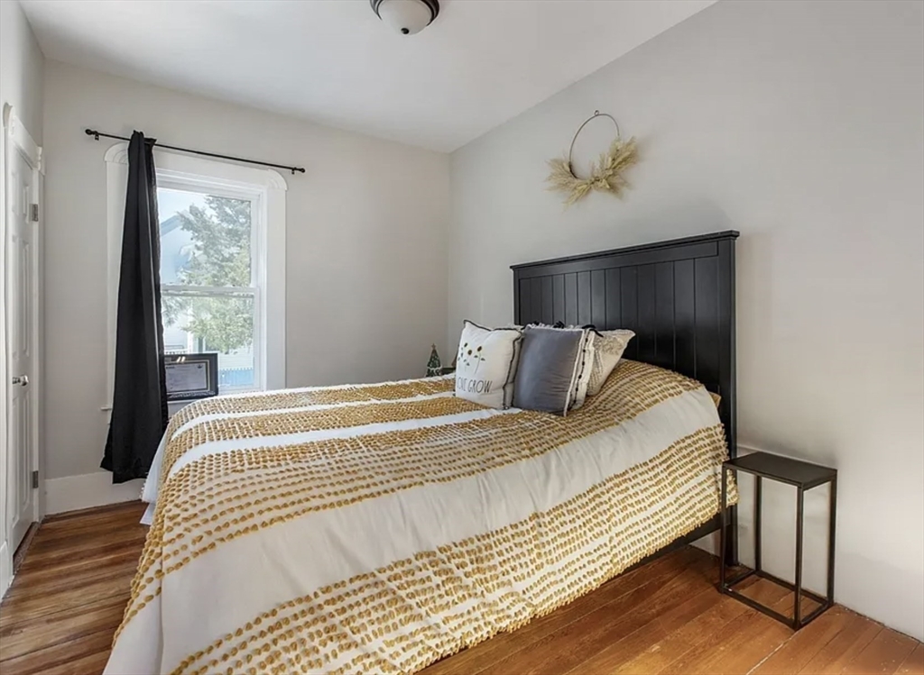 1037 Cove Rd, New Bedford