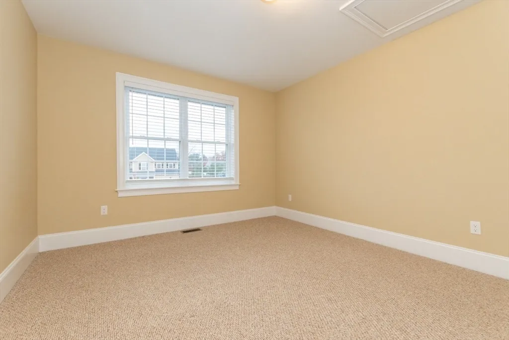 15 Hialeah Ln, Framingham