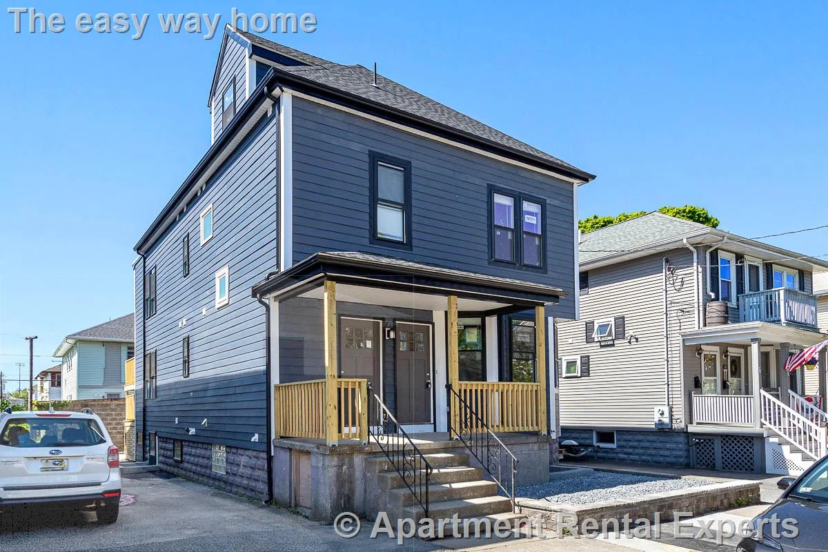70-72 Stanley Ave, Tufts