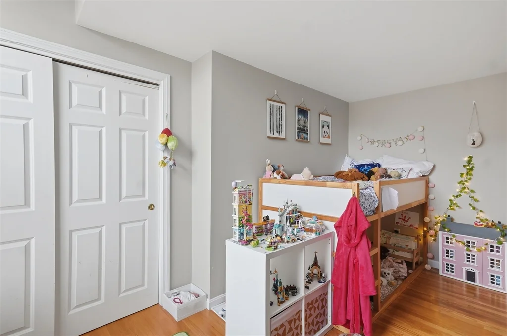 11 Roseanna Park Dr, Waltham