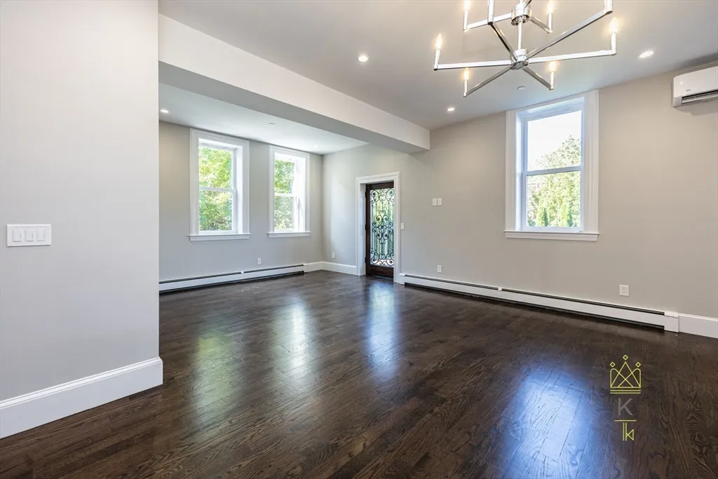 85 Regent St, Roxbury