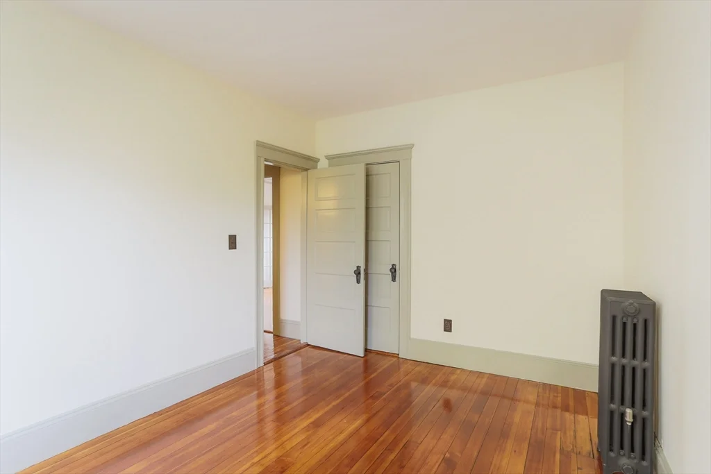 31 Roslyn, Salem
