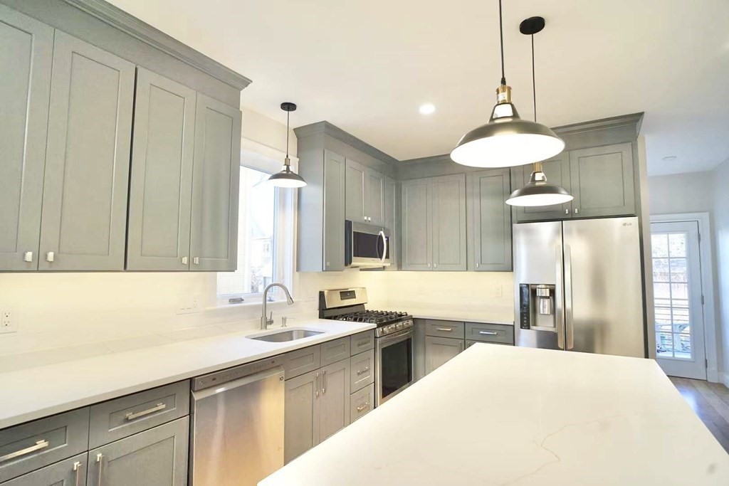 5 bed, 2 bath apartment for rent at 75 Wareham St Unit 1, Tufts University — photo 2 of 10