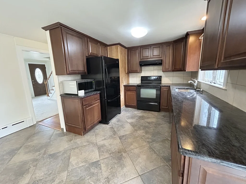 75 Marlboro Rd, Southborough