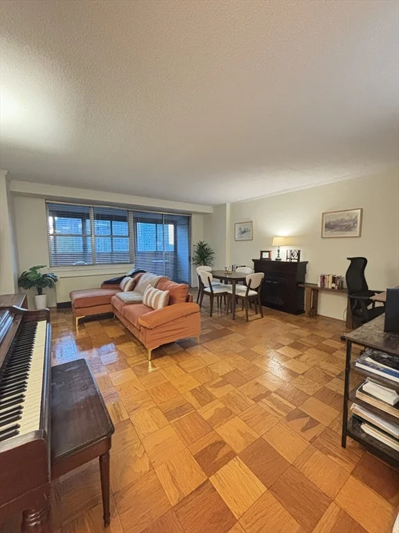 2 Hawthorne Pl, West End