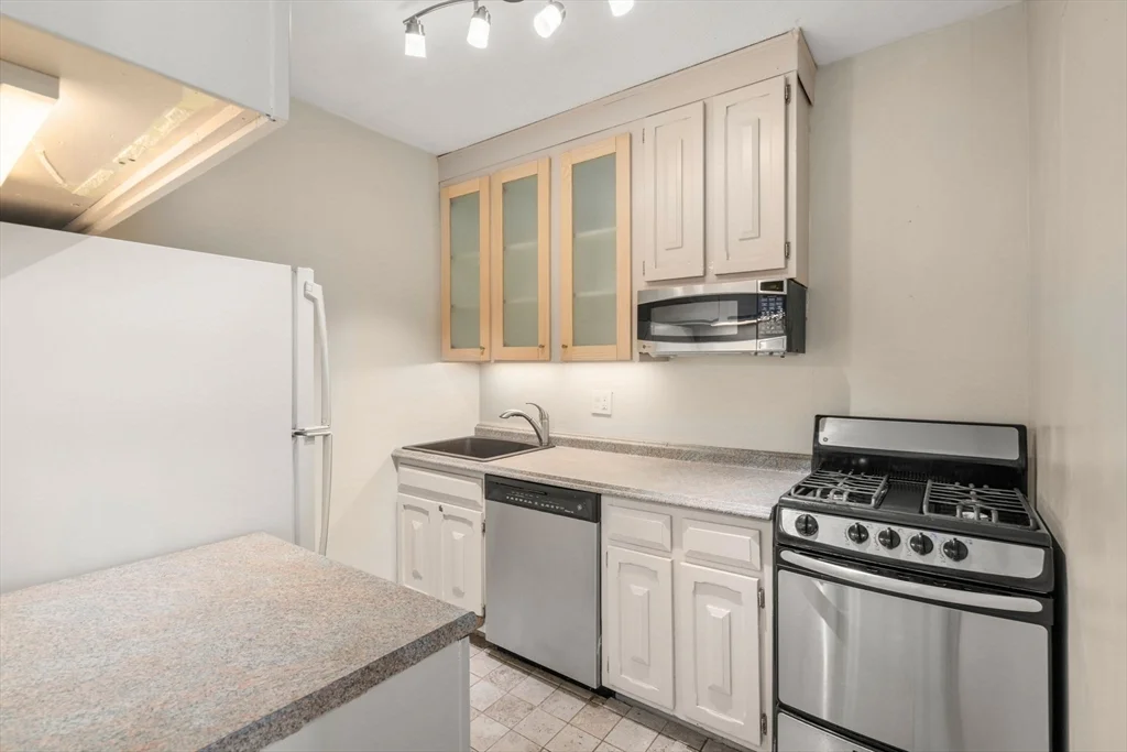 85 East India, Waterfront