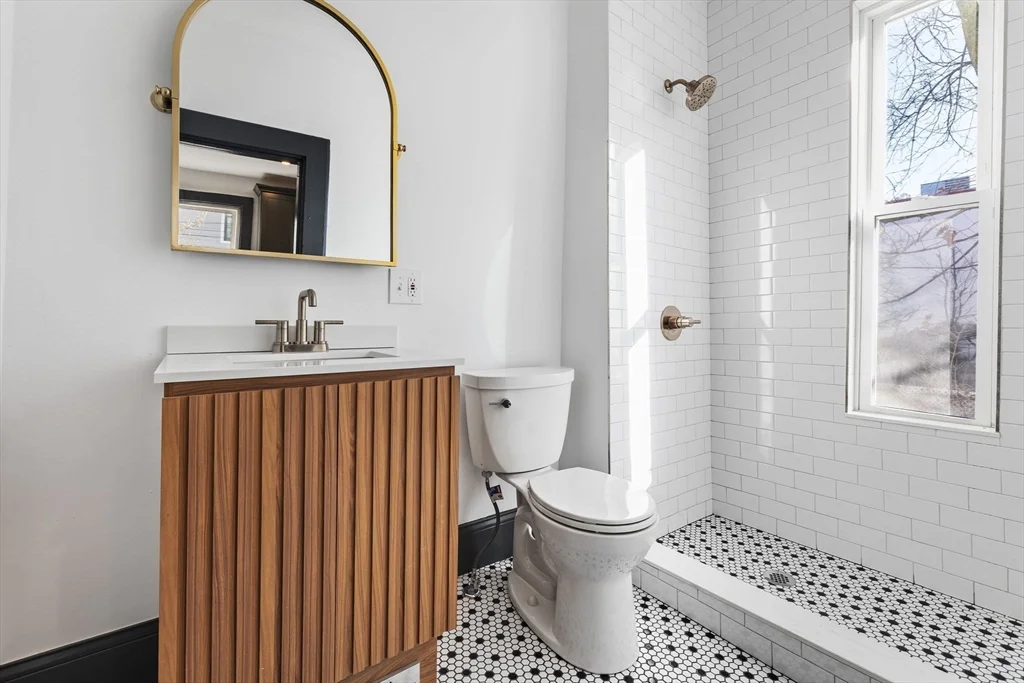 8-10 Carlton St, Ward Two