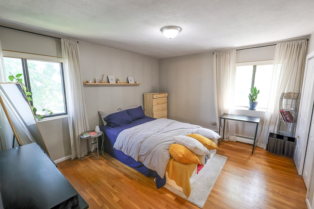 10 Linda Ln, Dorchester