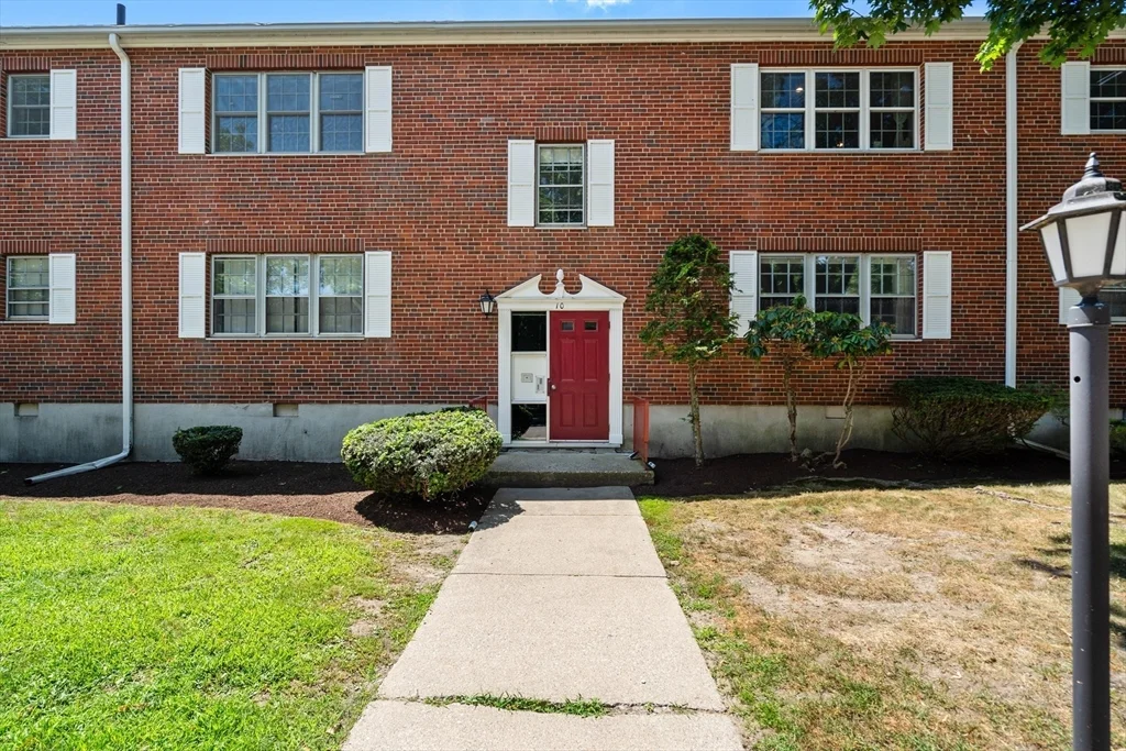 10 Lake Shore Ct, Brighton