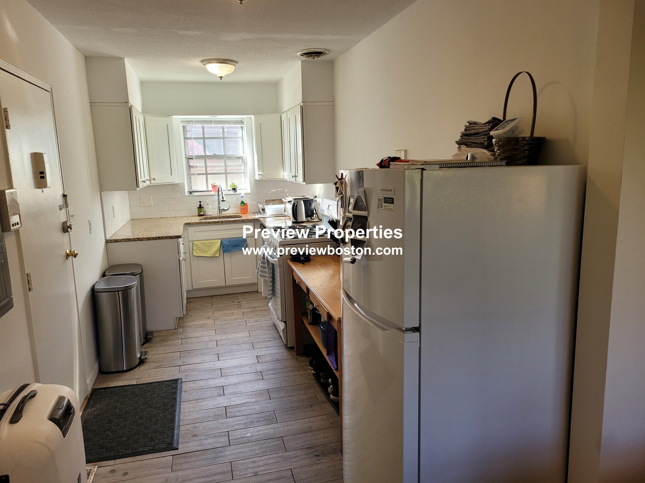 103 Lake Shore Rd, Oak Square