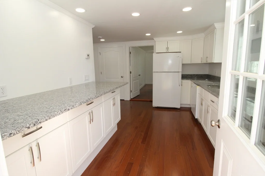 96 Walnut Ln, Attleboro