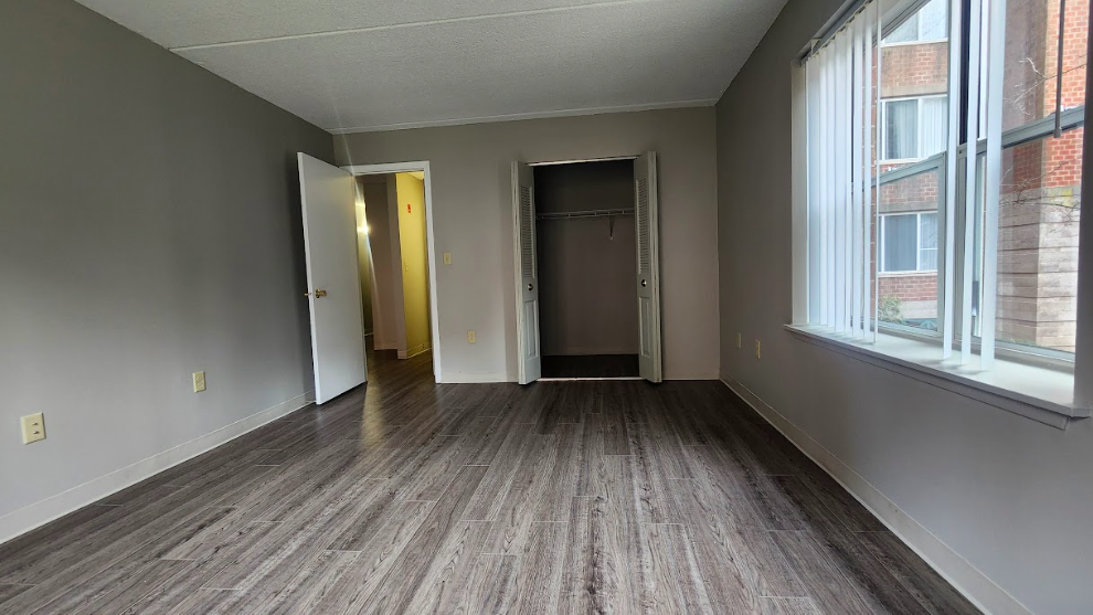 1 South Point Dr, Dorchester