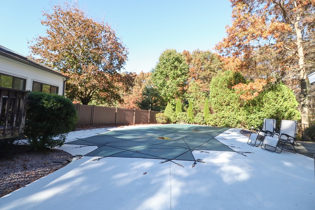 15 Thoreau Dr, Easton