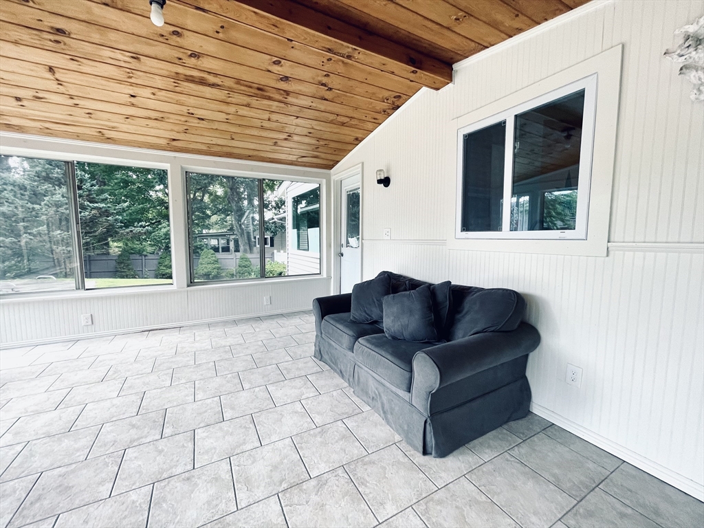 34 Hillside Dr, Shrewsbury