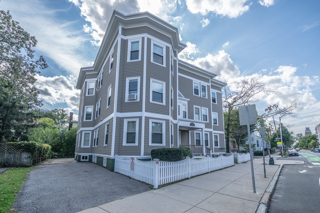 1590 Cambridge St, Cambridge