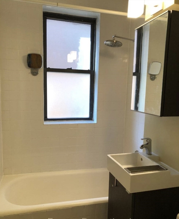 66 Queensberry St, Fenway