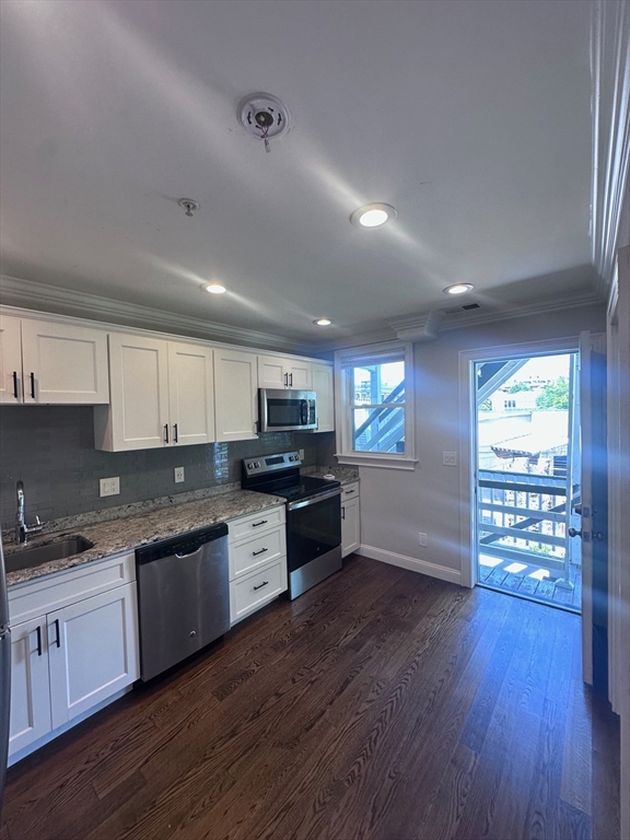 39 W Walnut Park, Roxbury