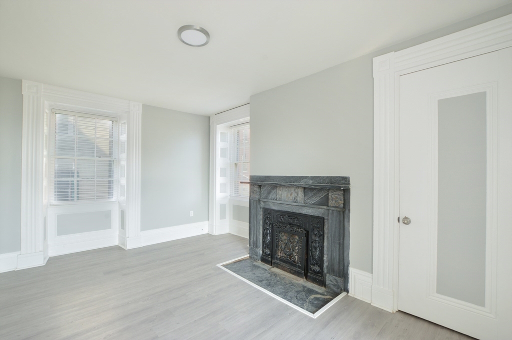 1049 Pleasant St, Center