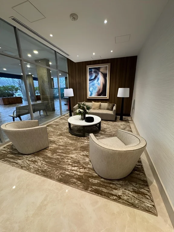 33 Pond Ave, Longwood