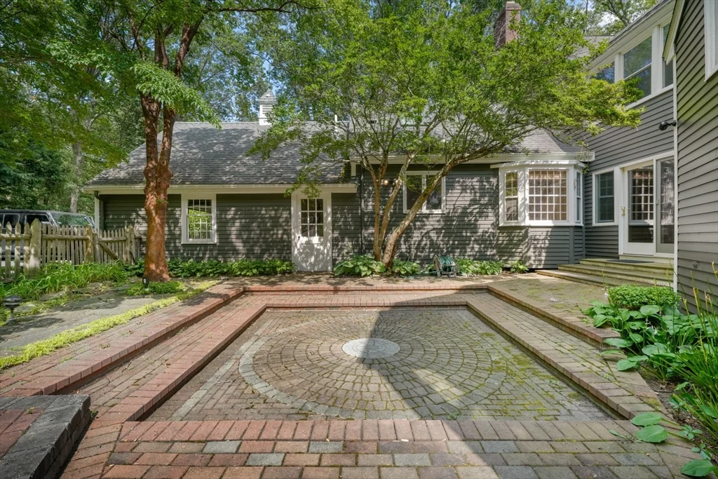 188 Country Dr, Weston