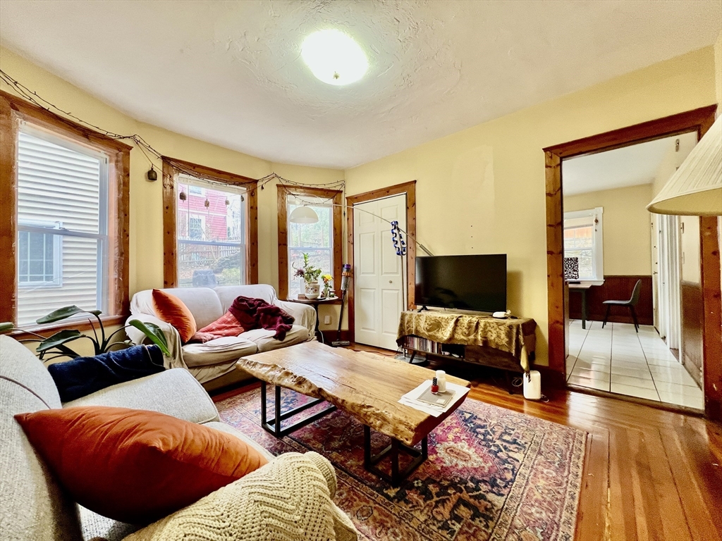 69 Woodlawn St, Jamaica Plain