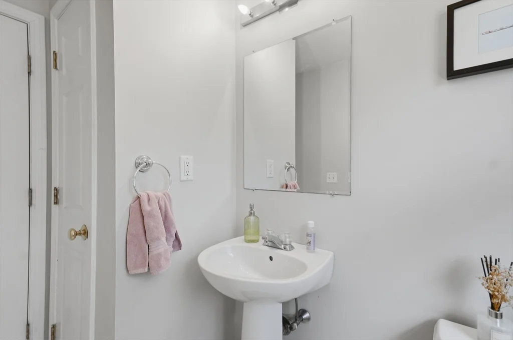 11 Roseanna Park Dr, Waltham