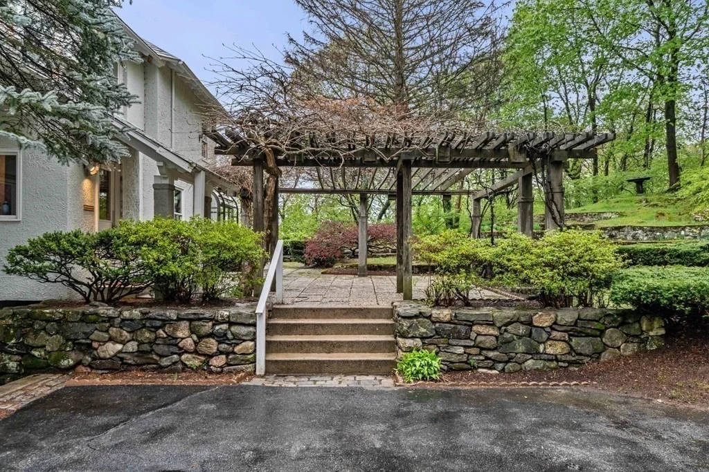 12 Summit Rd, Lexington