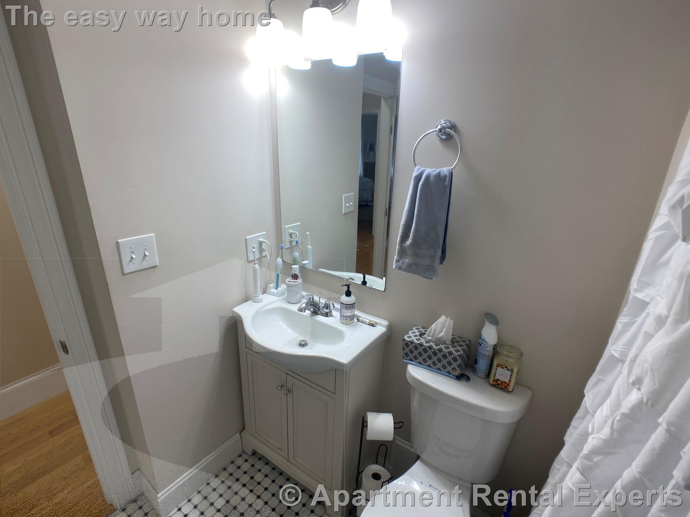 24 Willard Ave, Tufts