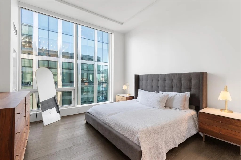 50 Liberty Dr, Seaport District