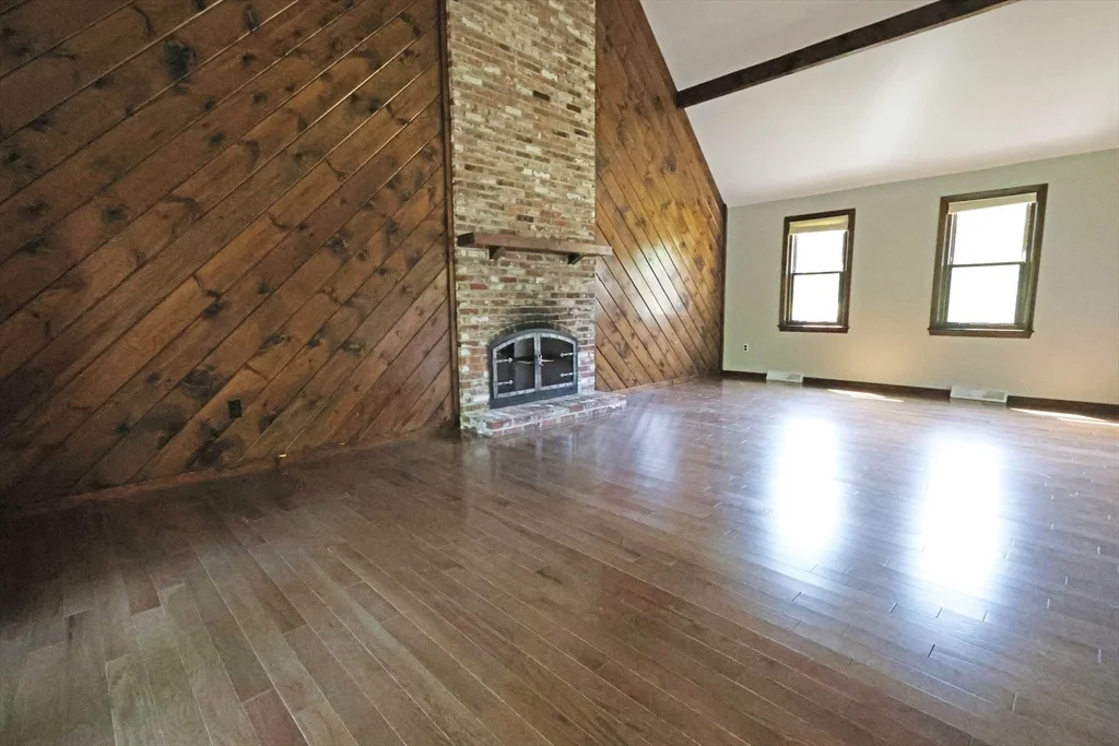 17 Fairview Dr, Westford