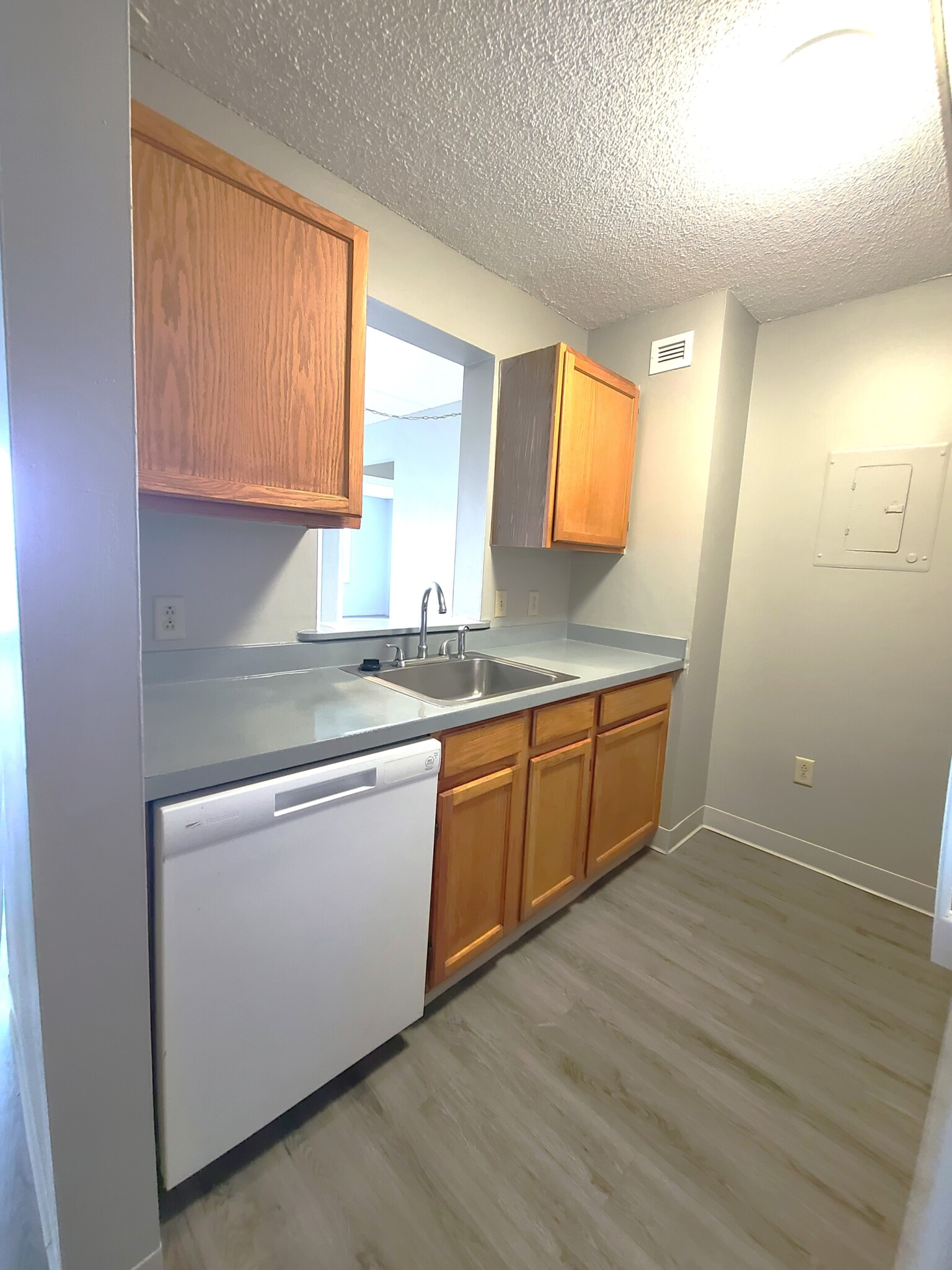 1 South Point Dr, Dorchester