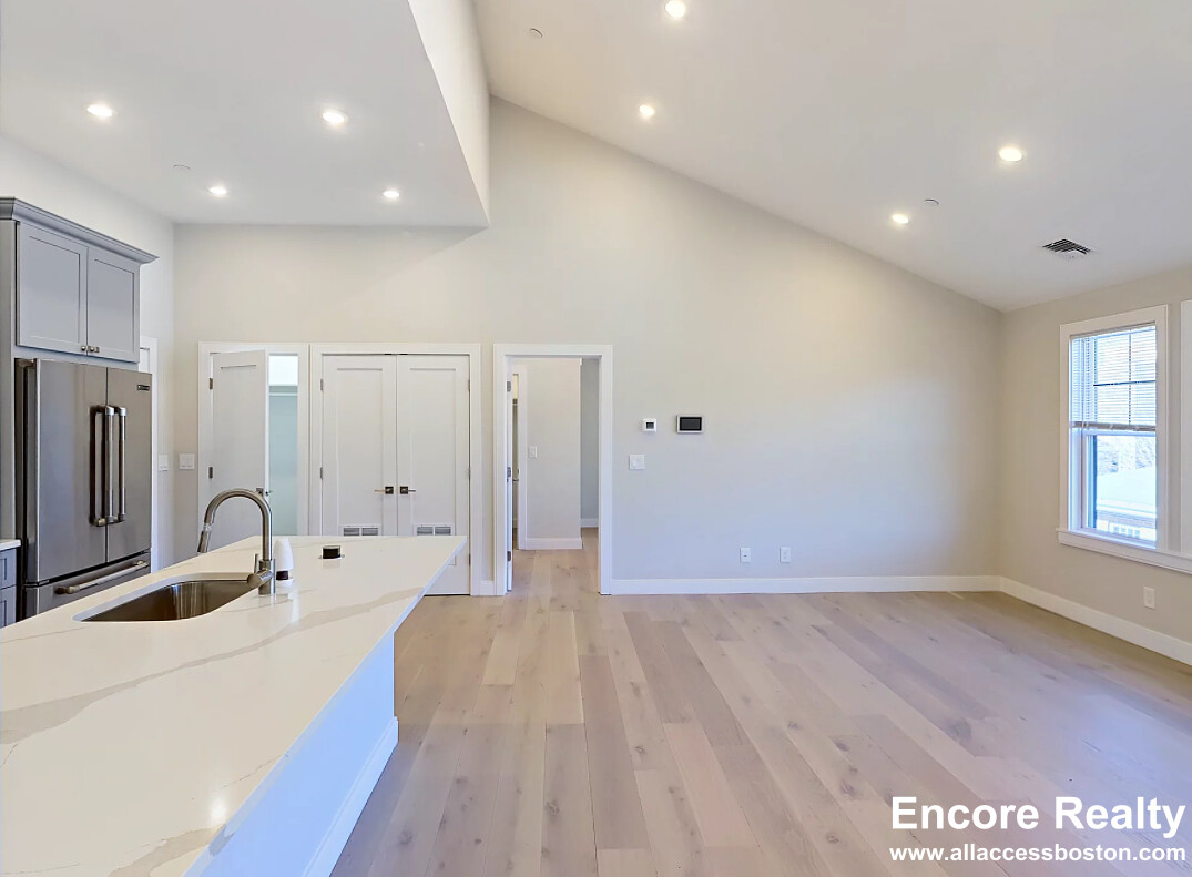 32 Cummins Highway, Roslindale