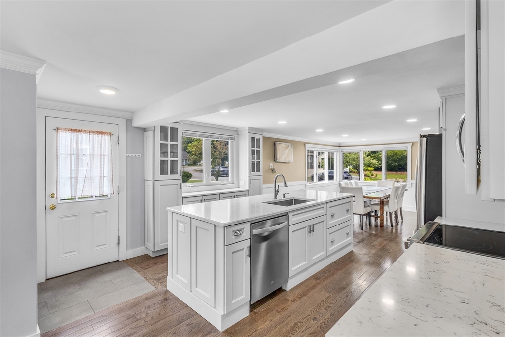 4 Oakridge Ave, Natick