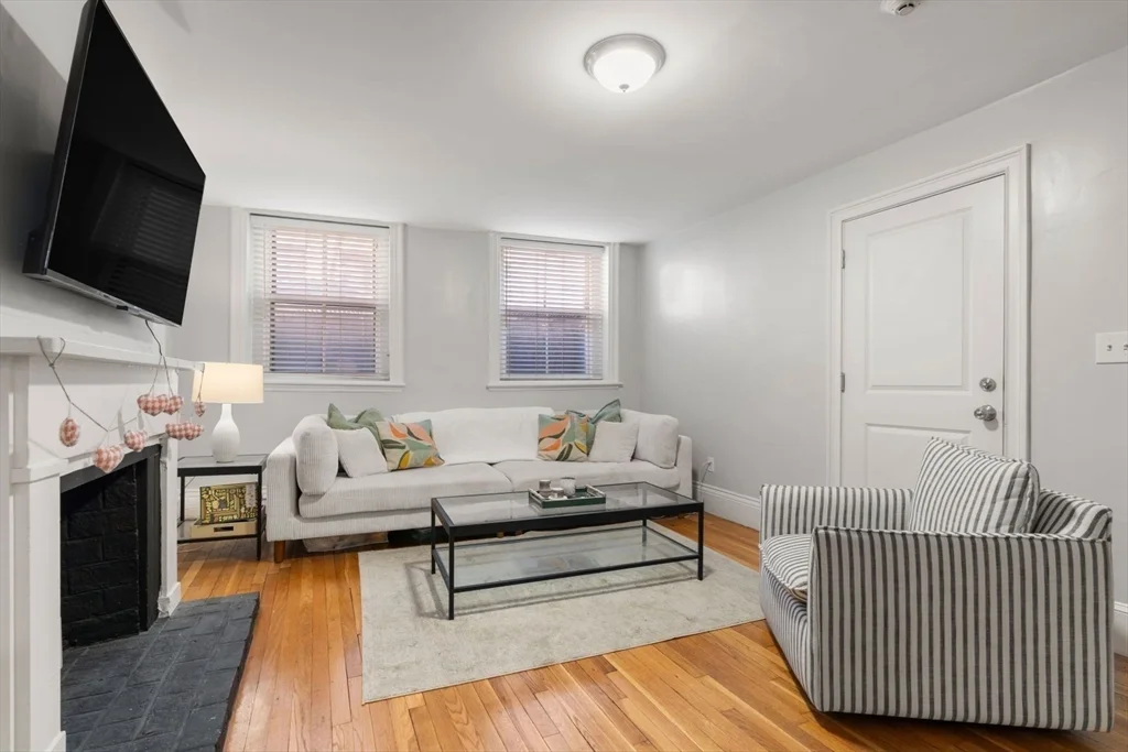 62 West Cedar St, Beacon Hill