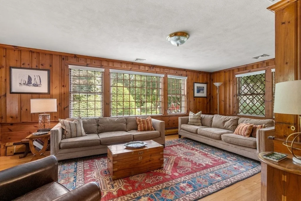 11 Nantucket Rd, Wellesley