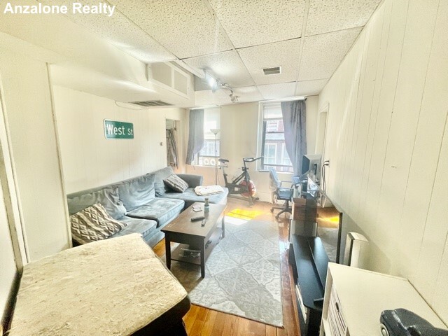 11 Charter St, North End