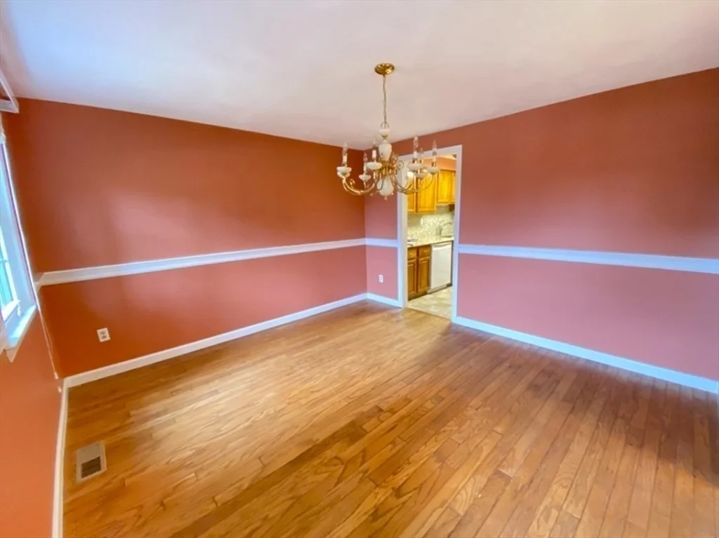 546 Lincoln St, Waltham