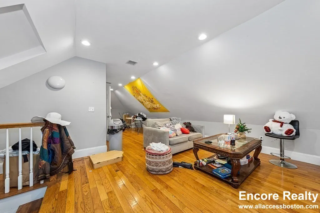 44 Hillside St, Mission Hill