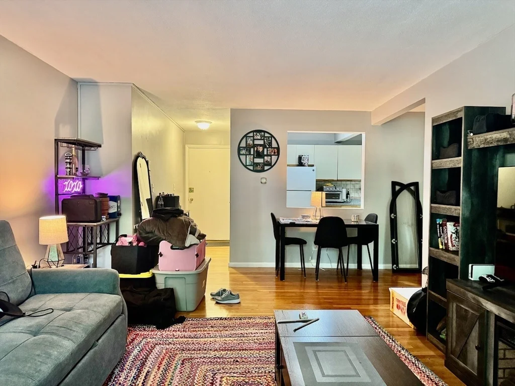 10 Linda Ln, Dorchester