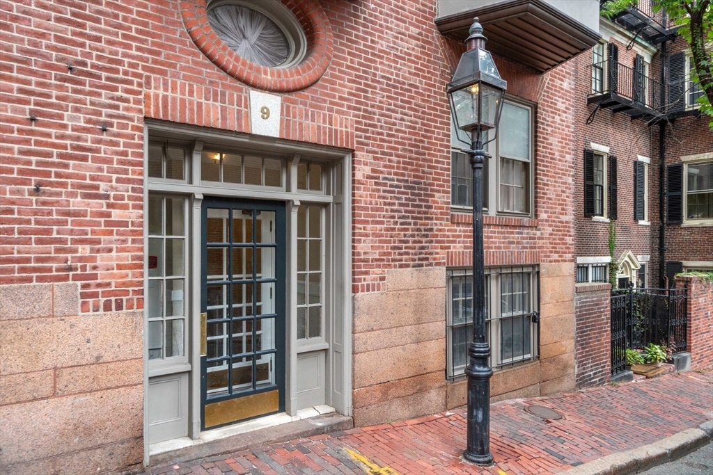 9 Willow St, Beacon Hill