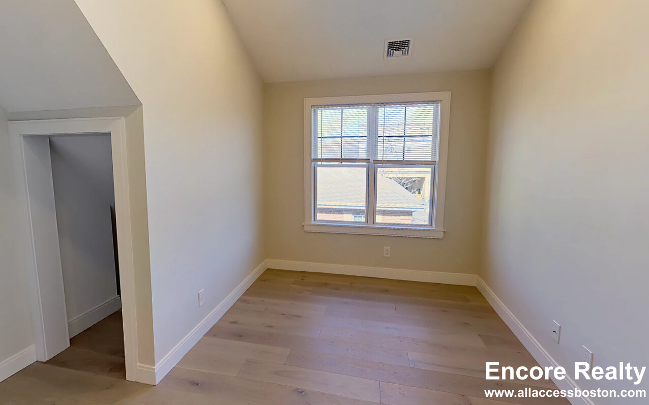 32 Cummins Highway, Roslindale