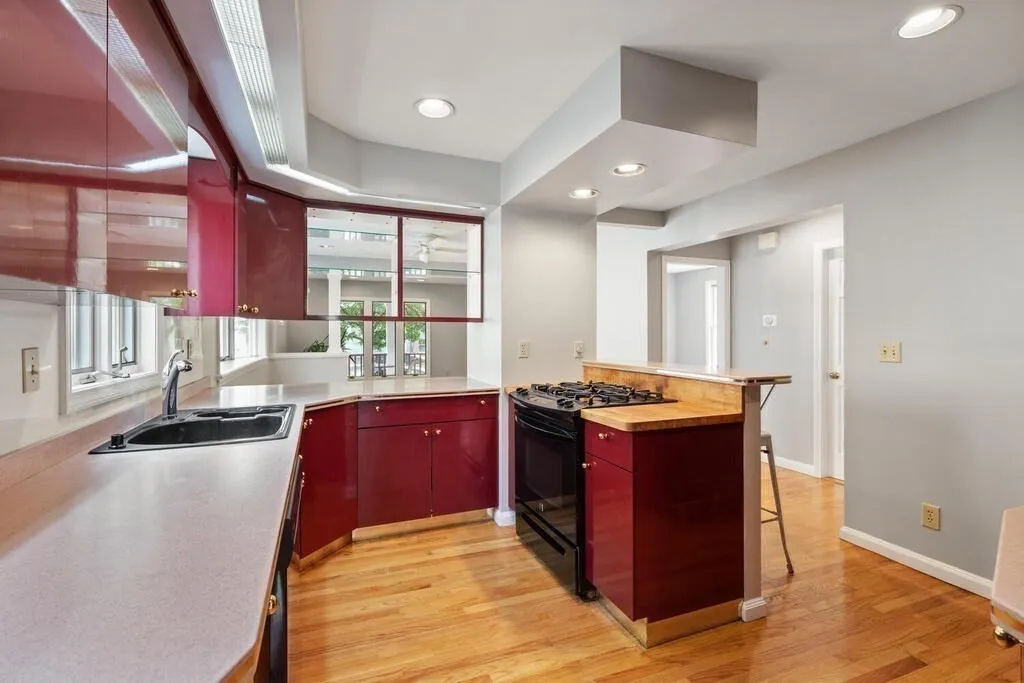 43 Sunset Rd, West Somerville