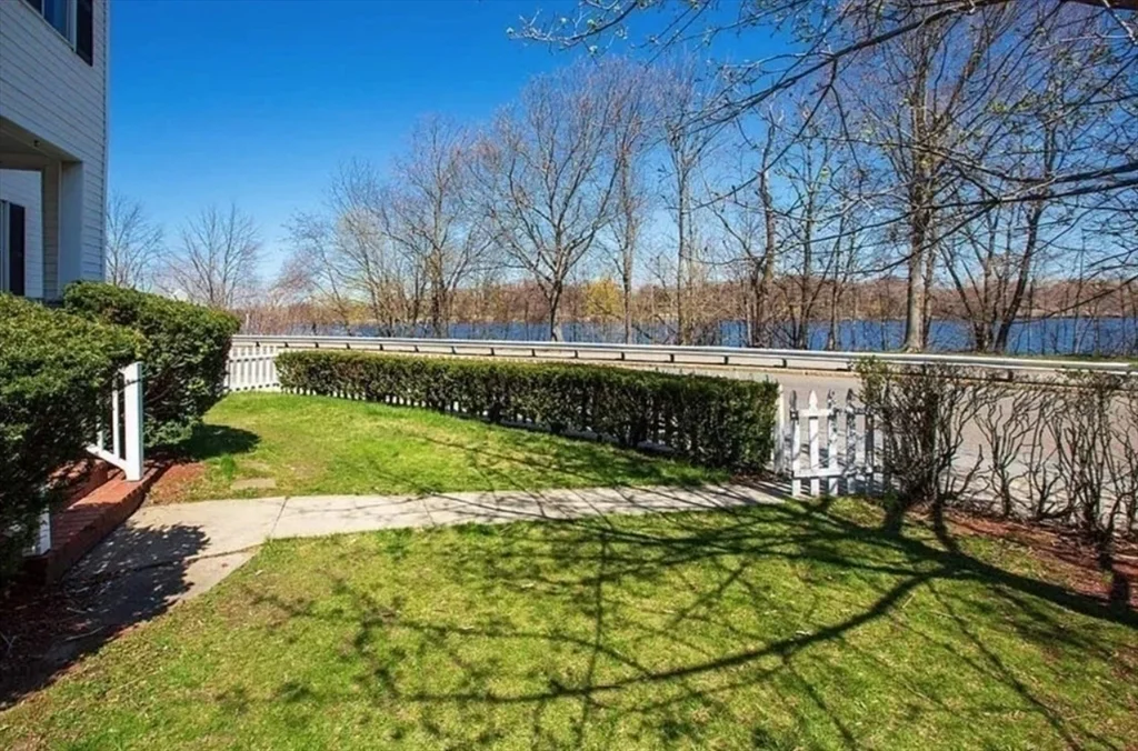 105 Shore Dr, Ten Hills