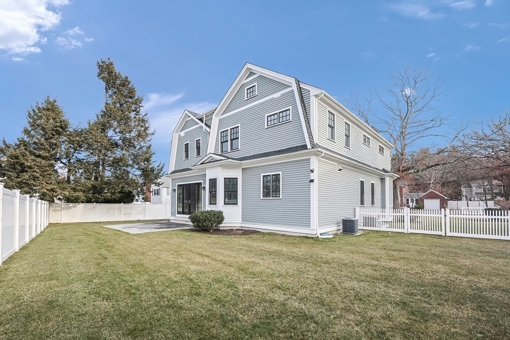 7 Marshall Rd, Wellesley